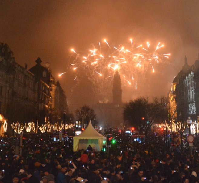 FUEGOS ARTIFICIALES DE AÑO NUEVO 